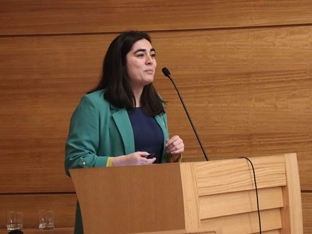 Docente de la carrera de Psicología exponiendo en la charla