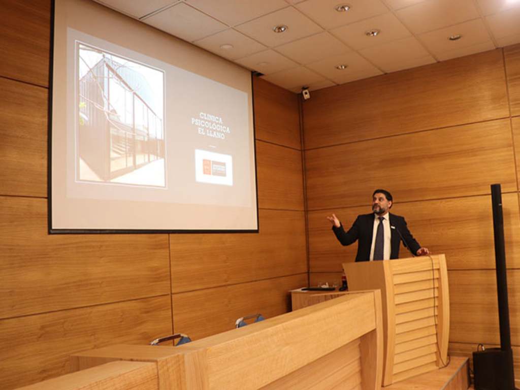 El Director de la Clínica Psicológica del Campus El Llano Subercaseaux, Dr. Carlos Zamora