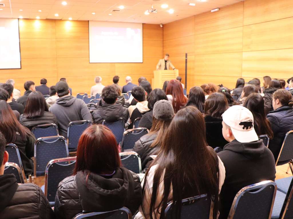 Palabras de bienvenida por el director de sede, Claudio González.