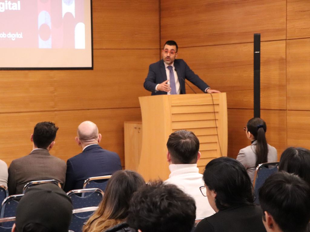 Eric Latorre, director de la Carrera de Administración Pública Sede Santiago