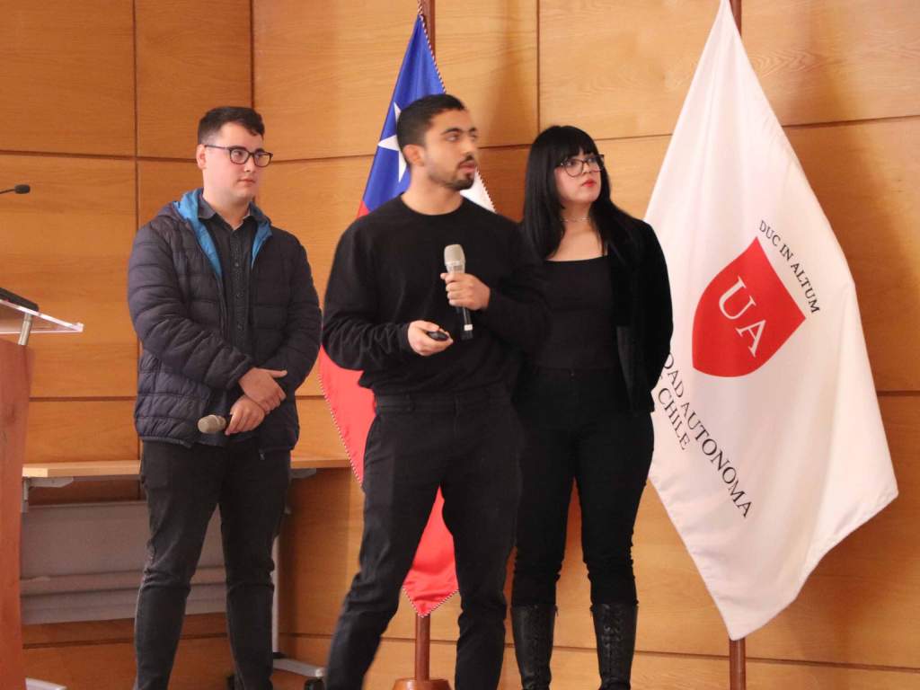 Estudiantes presentando