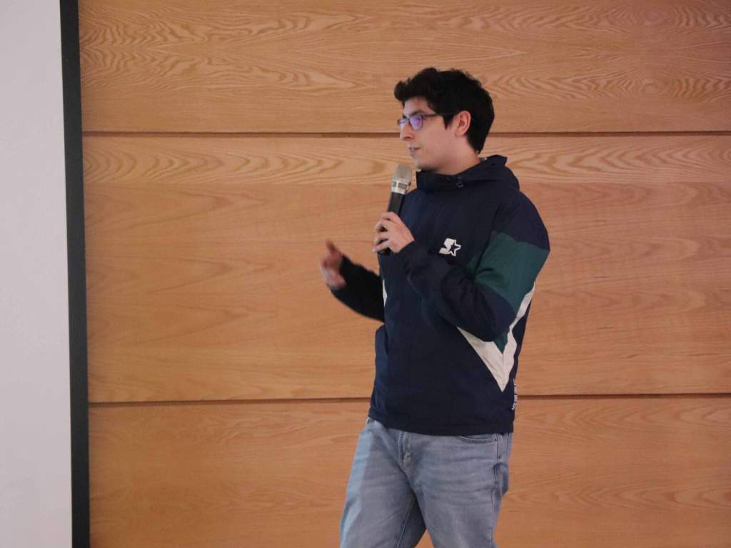 Estudiante exponiendo