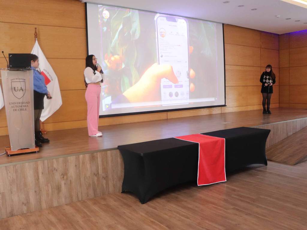 Alumnas presentando
