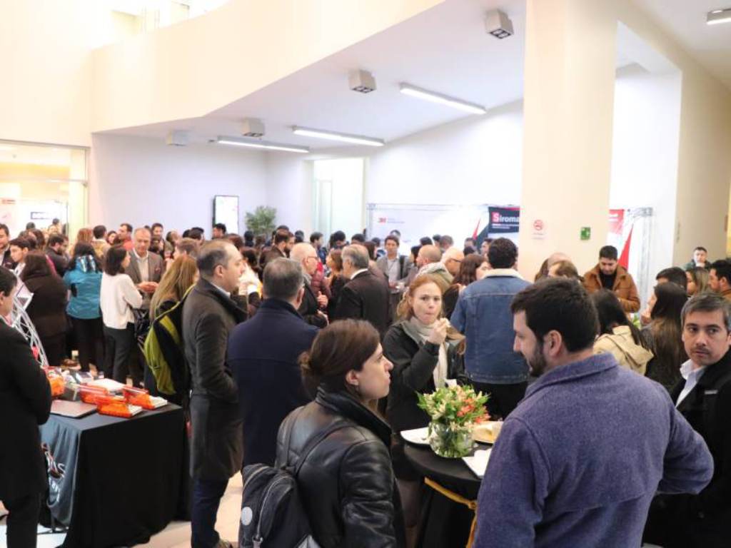 Asistentes al Congreso compartiendo en un coffee en uno de los intermedios de la actividad