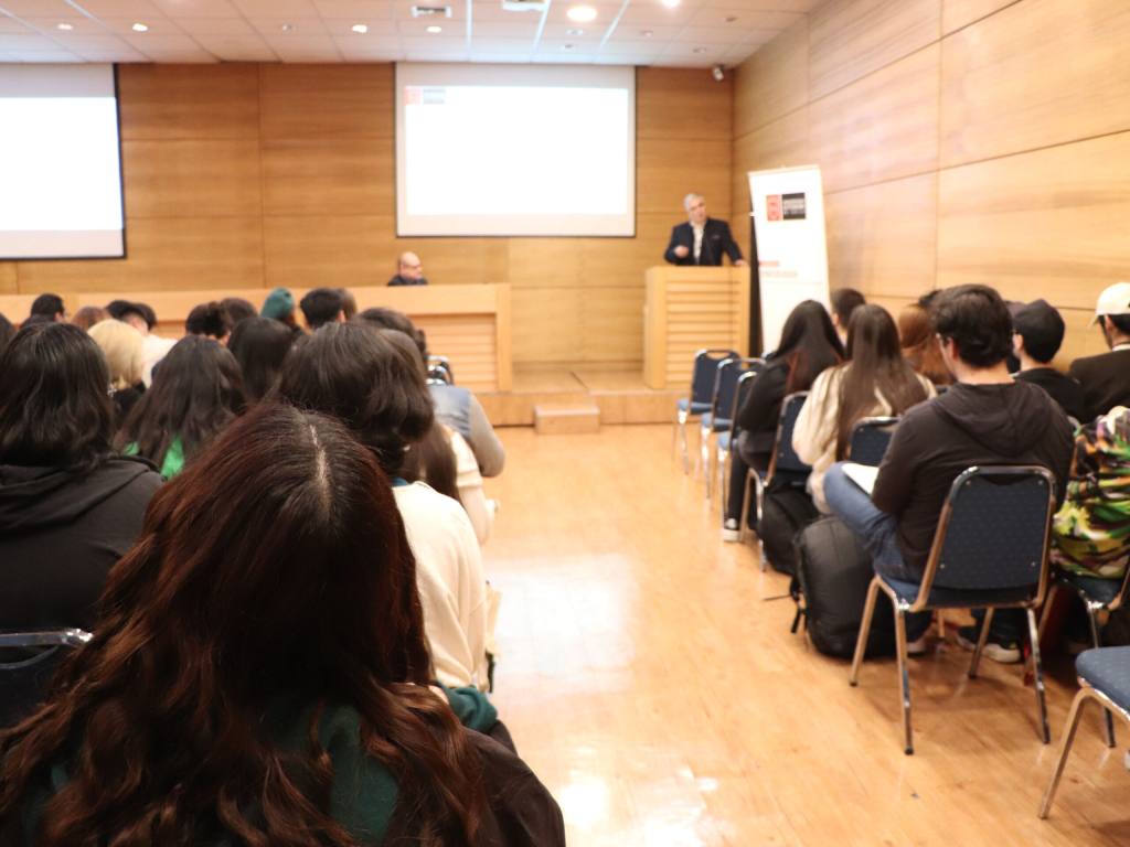Estudiantes que asistieron a la charla