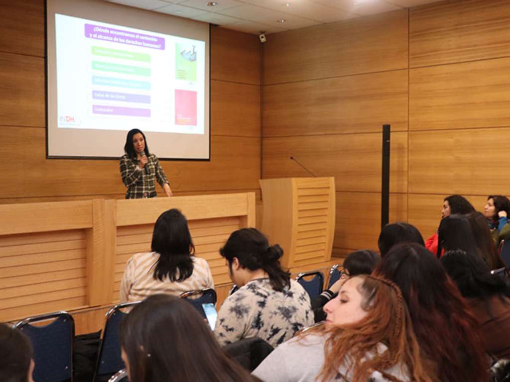 Daniela Aceituno dirigiéndose al público presente