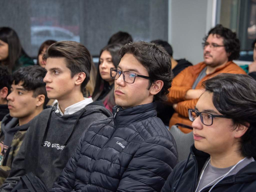 Estudiantes presentes en el conversatorio