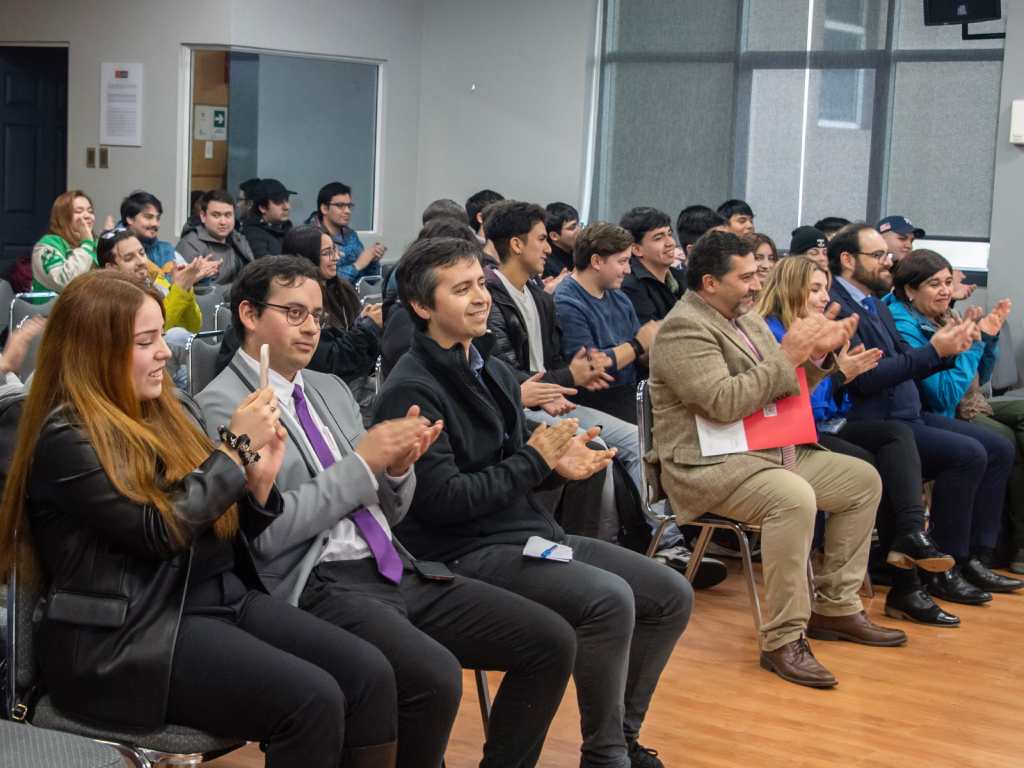 Aplausos al cierre del conversatorio