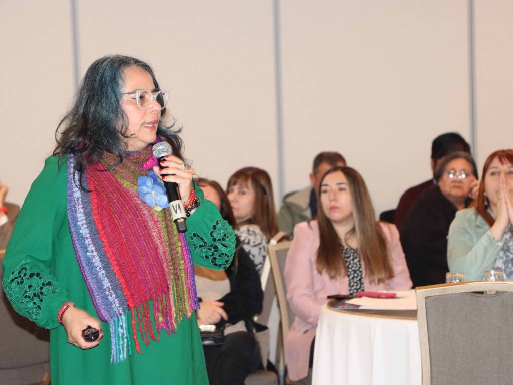 Dra. Andrea Avaria durante su exposición en el conversatorio