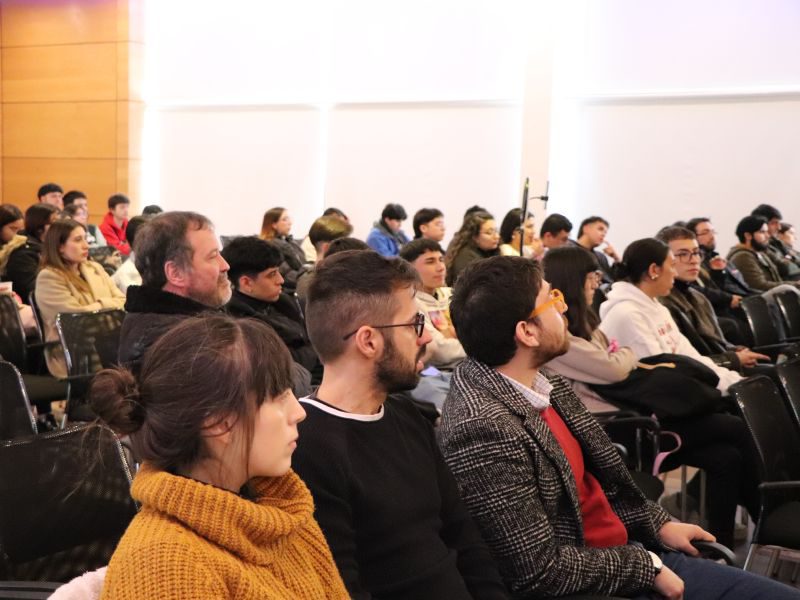 Docentes y estudiantes de periodismo presentes en el conversatorio