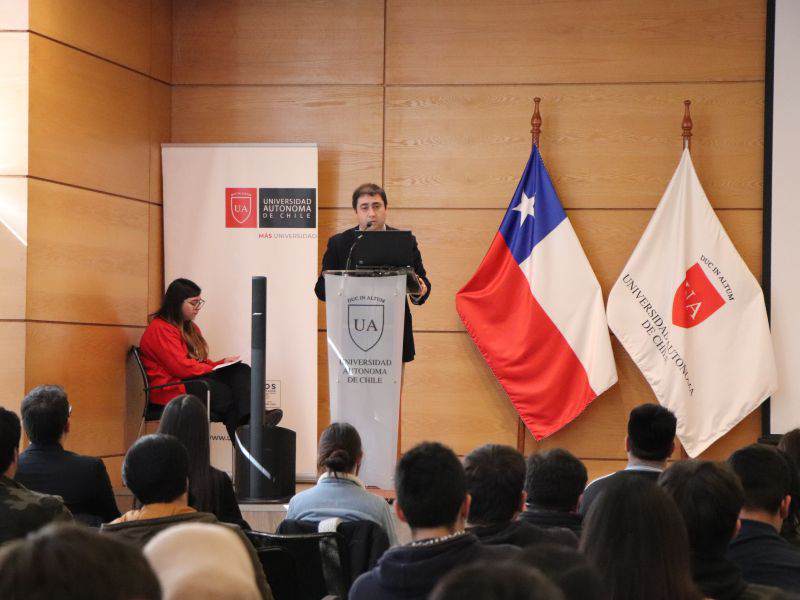 El director de la carrera, Francisco Sólanich, dando unas palabras de bienvenida