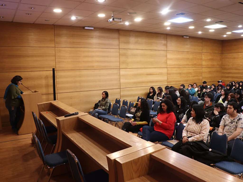 Exposición durante el conversatorio