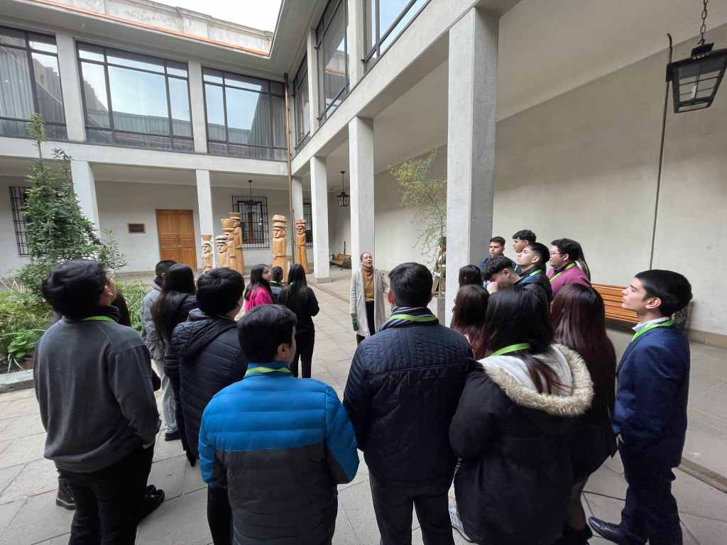 Estudiantes en uno de los patios de La Moneda