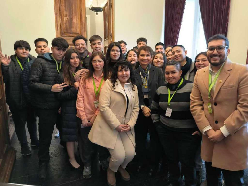 Estudiantes con la ministra Carolina Tohá
