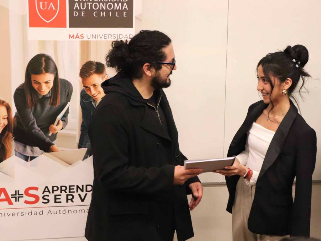 Estudiante Ing. Civil Industrial presentando informe de consultoría