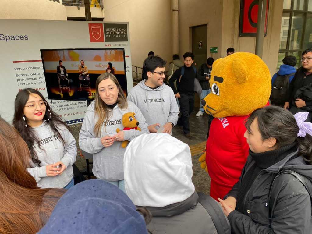 Estudiantes y funcionarios de la U.Autónoma Sede Temuco junto a