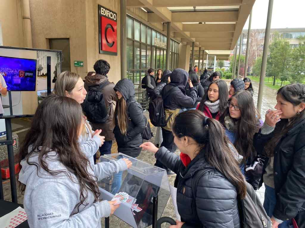 Estudiantes recorriendo la feria internacional