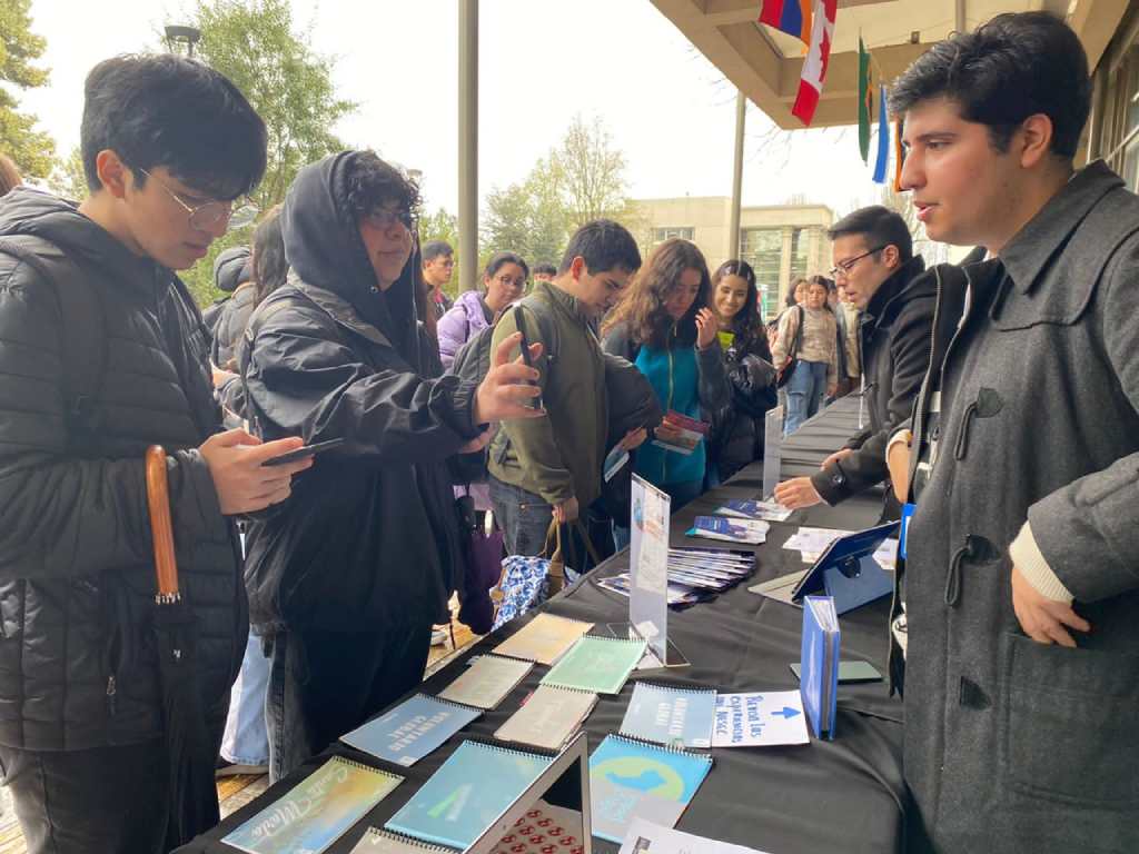 Estudiantes en la feria internacional