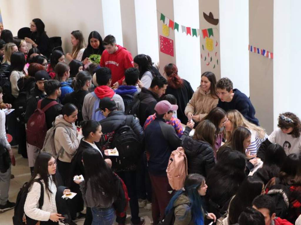 Estudiantes recorriendo stands de los diferentes países