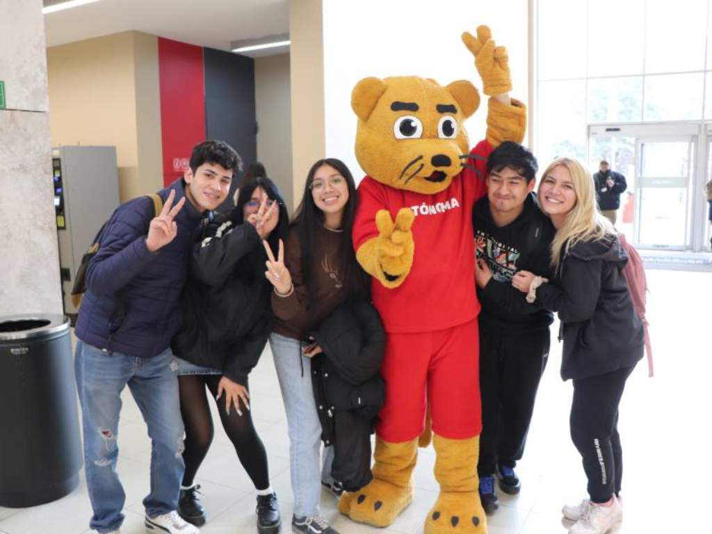Estudiantes junto a 