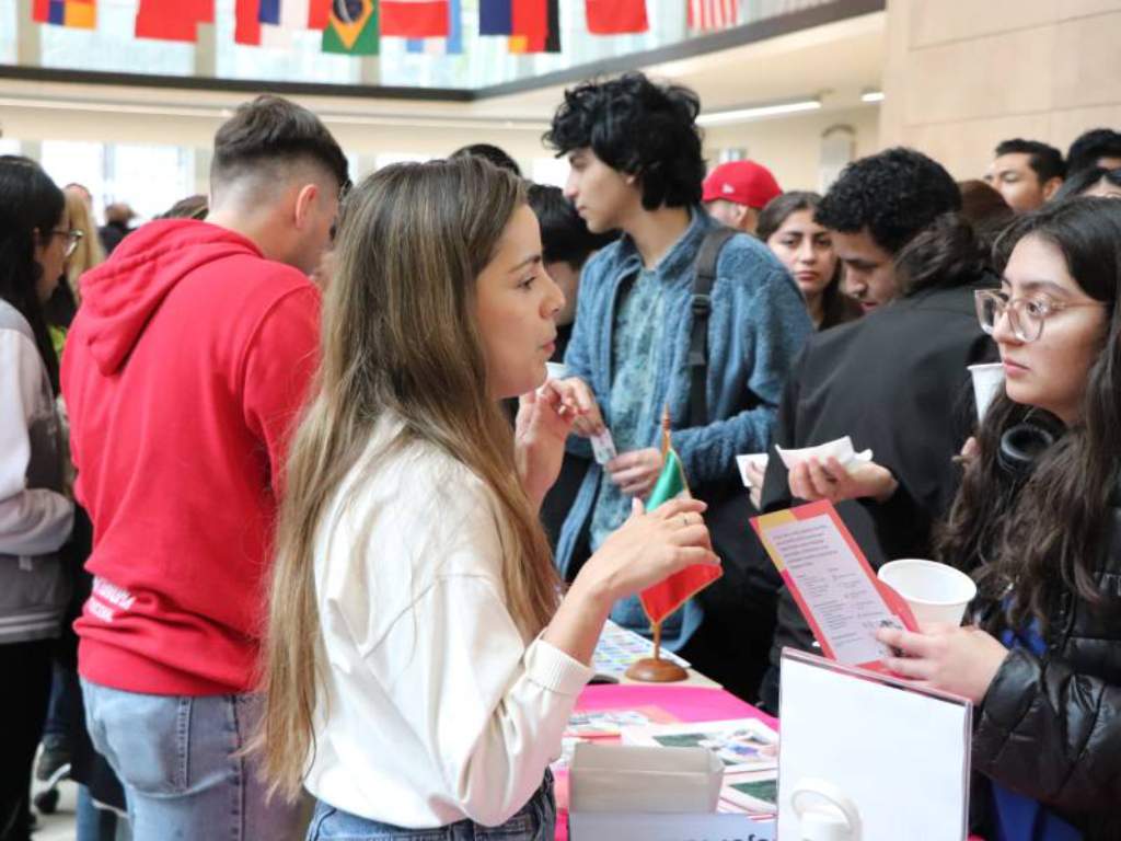 Estudiantes compartiendo en los stands