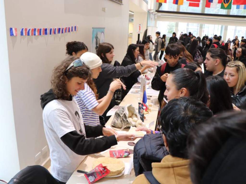 Estudiantes de intercambio de Francia mostrando parte de la gastronomía de su país