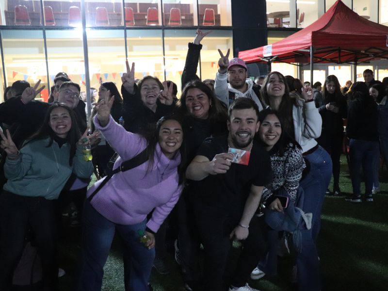 Estudiantes vespertinos del Campus Providencia disfrutando la celebración