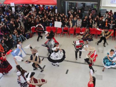 Estudiantes de Sede Santiago celebraron con entusiasmo las fiestas patrias 