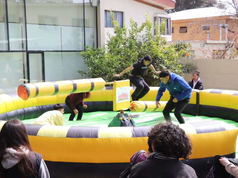 Estudiantes del Campus El Llano Subercaseaux, participando en los juegos mecánicos