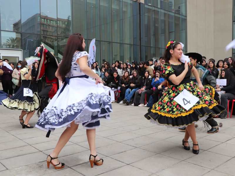 Estudiantes del Campus Providencia bailando cueca