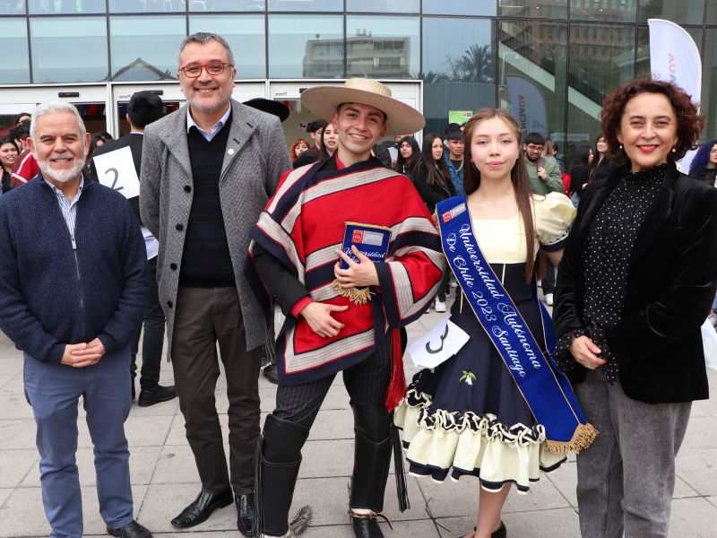 Ganadores del concurso de cueca en el Campus Providencia junto a autoridades de la universidad