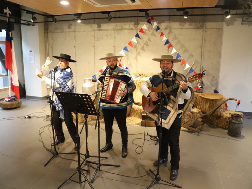 Conjunto musical folclórico cantando