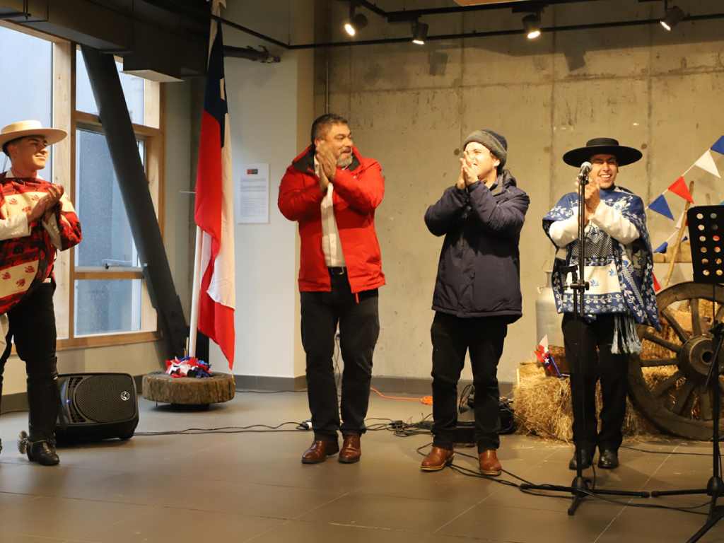 Miembros de la universidad cantando con el conjunto folclórico