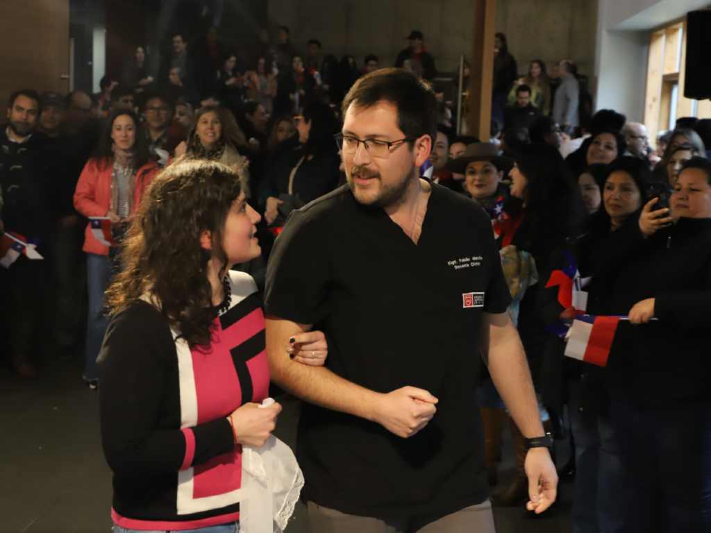 Miembros de la universidad incorporándose a la pista para bailar cueca