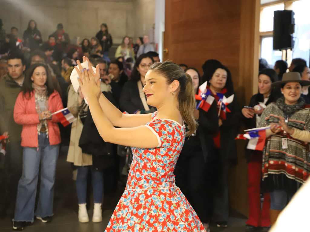 Bailarina de cueca aplaudiendo con pañuelo