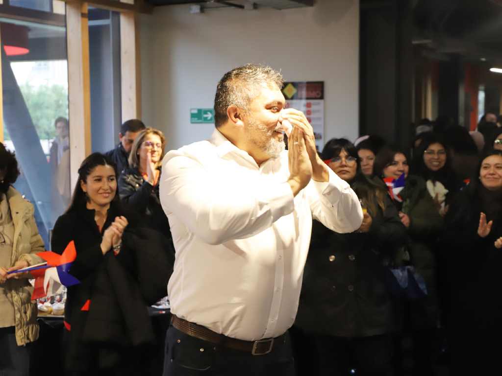 Miembros de la universidad bailando cueca