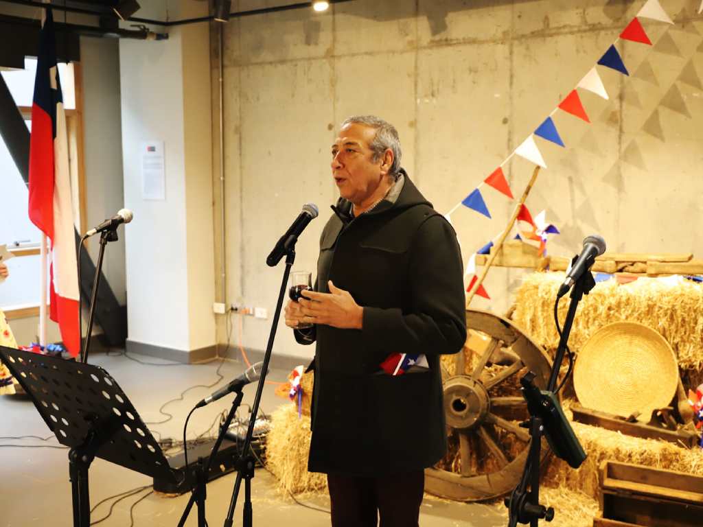 El Vicerrector de Sede Temuco, Dr. Emilio Guerra, dando unas palabras de bienvenida