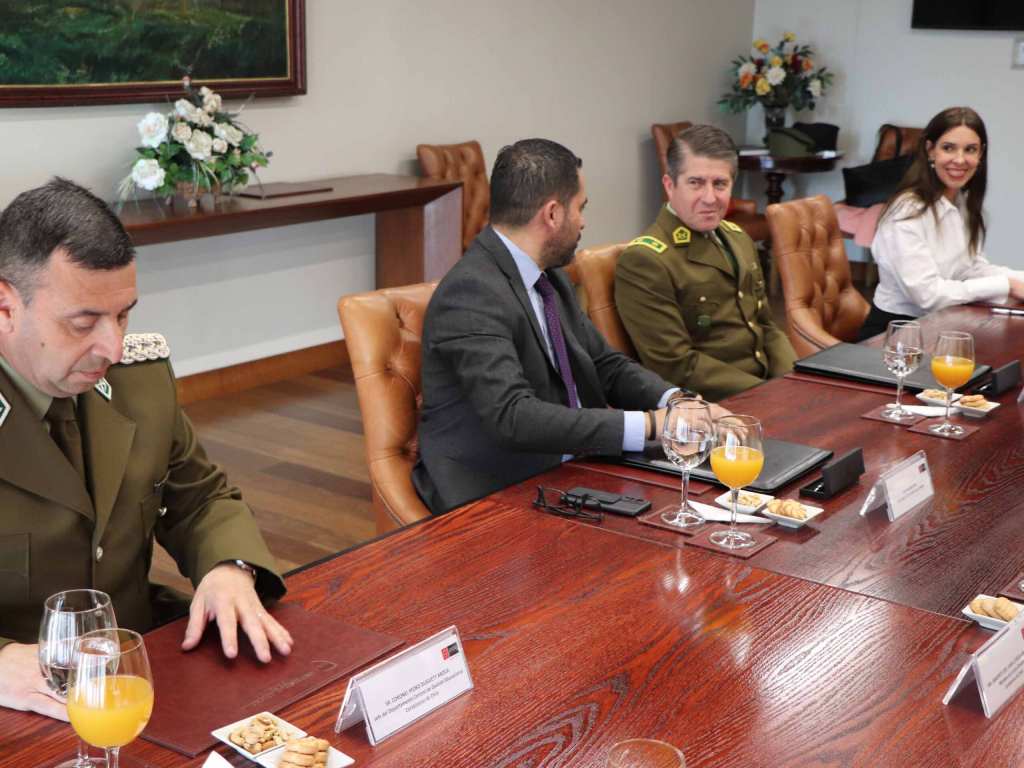 Representantes de la Universidad Autónoma y de Carabineros de Chile durante la firma del convenio
