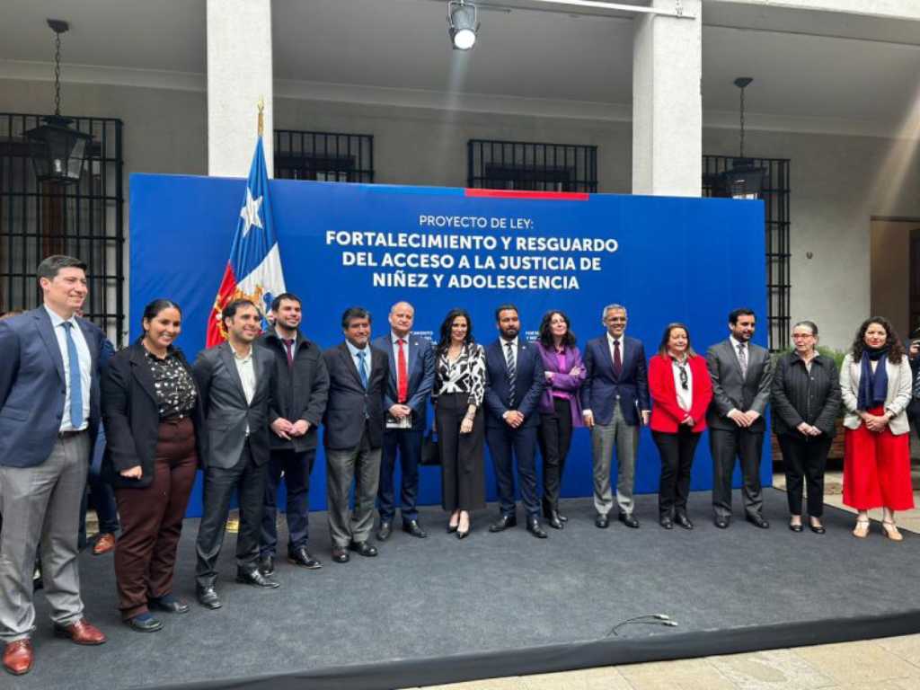 Foto grupal de todos los asistentes a la firma del proyecto de ley