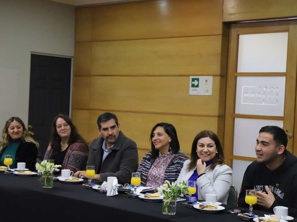 Mesa con participantes de la bienvenida a estudiantes del Club de Lectura