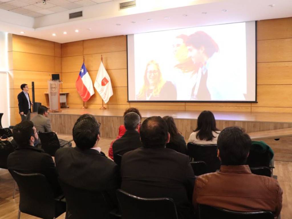 Ignacio Osorio, director corporativo de Vida UA, haciendo su exposición al público