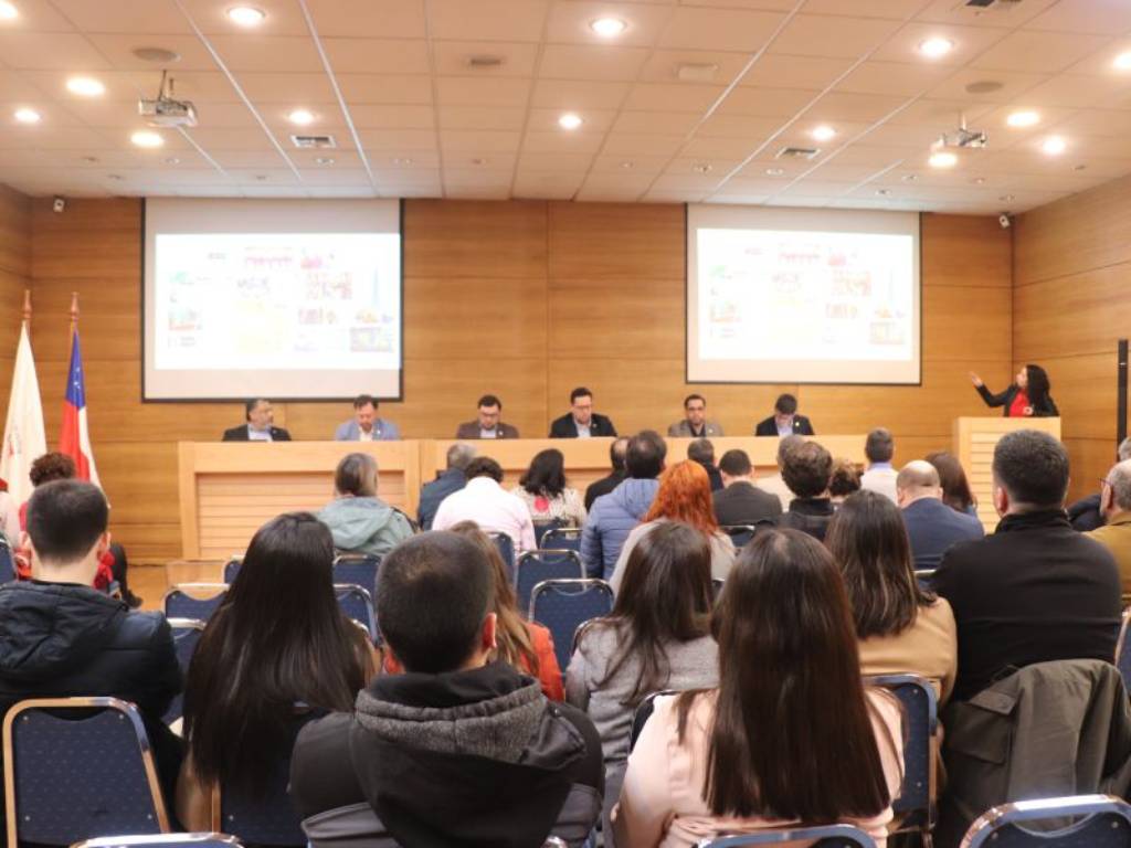 Exposición de Camila Bravo ante autoridades de Vinculación con el Medio y miembros de la Universidad