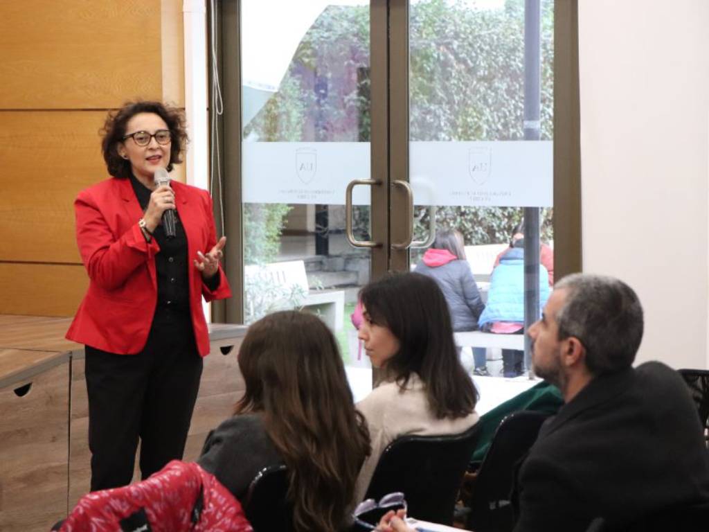 Lispeth Cofré, coordinadora de RSU, haciendo su exposición