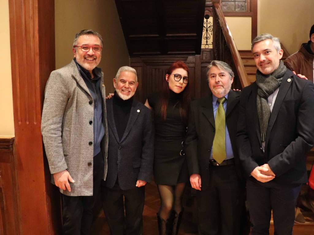 Autoridades de la Universidad Autónoma junto a la artista