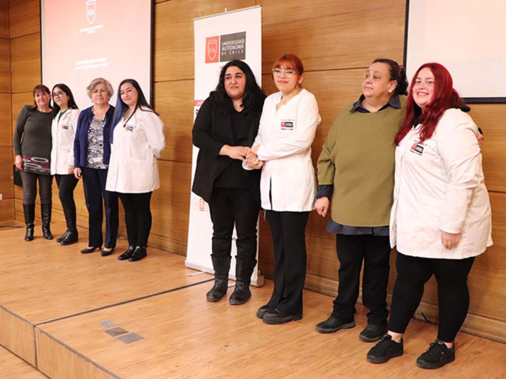 Estudiantes de Pedagogía en Inglés junto a sus familiares