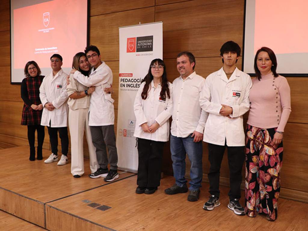 Estudiantes de Pedagogía en Inglés junto a sus familiares