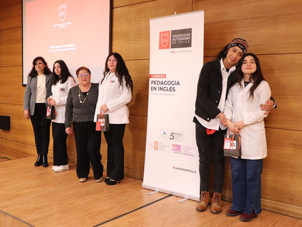 Estudiantes investidos junto a sus familiares