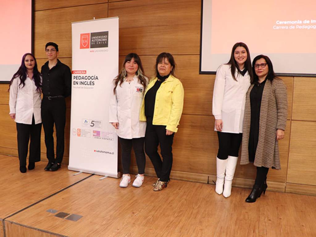 Estudiantes investidos junto a sus familiares