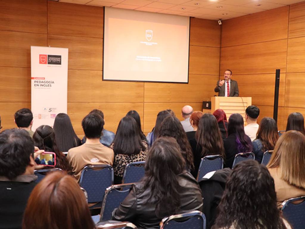 El Decano de la Facultad de Educación, Dr. Rodrigo Fuentealba