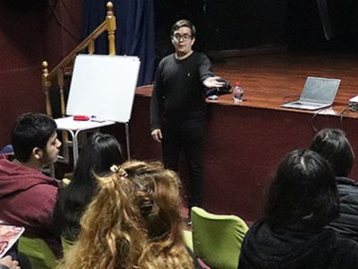 Carrera de Pedagogía en Inglés continúa con capacitaciones e inicia taller de nivel intermedio para vecinos de La Pintana